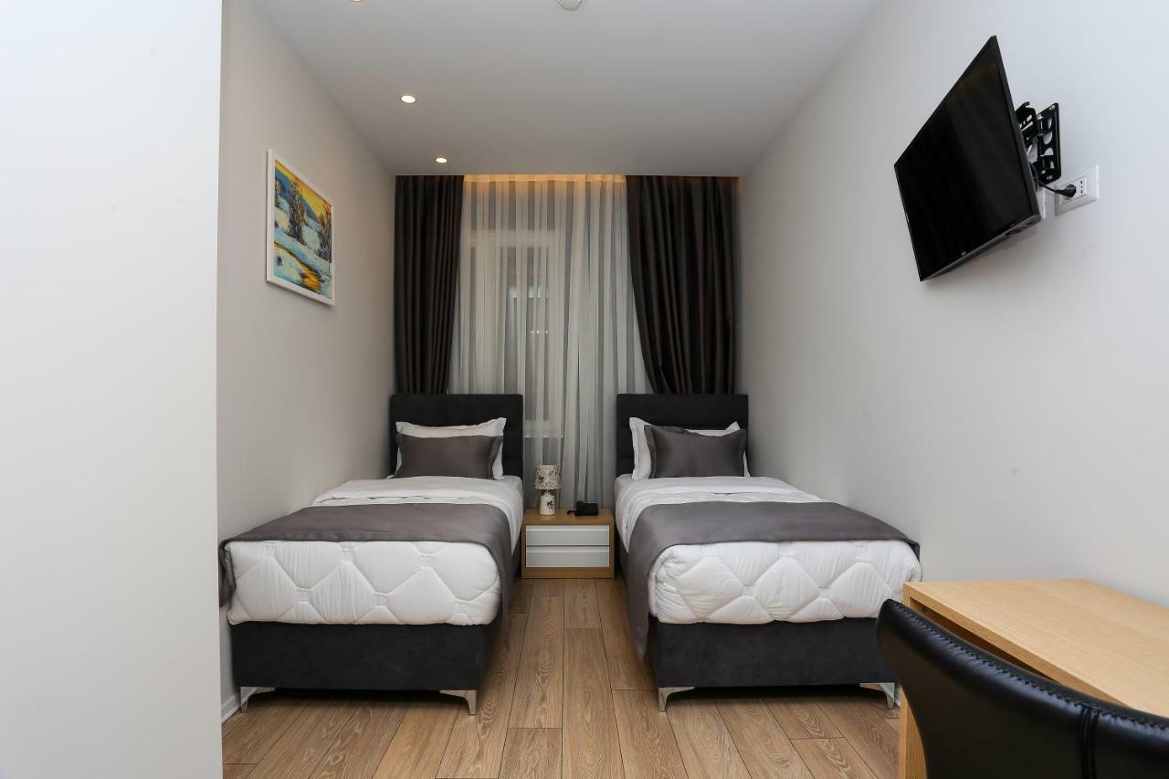 Emerald Boutique Hotel ติรานา ภายนอก รูปภาพ